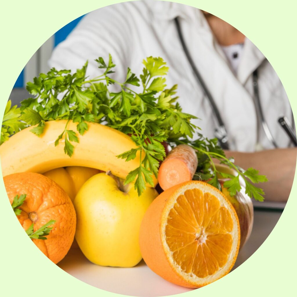 close-up-frutas-frescas-suculentas-frente-mulher-nutricionista