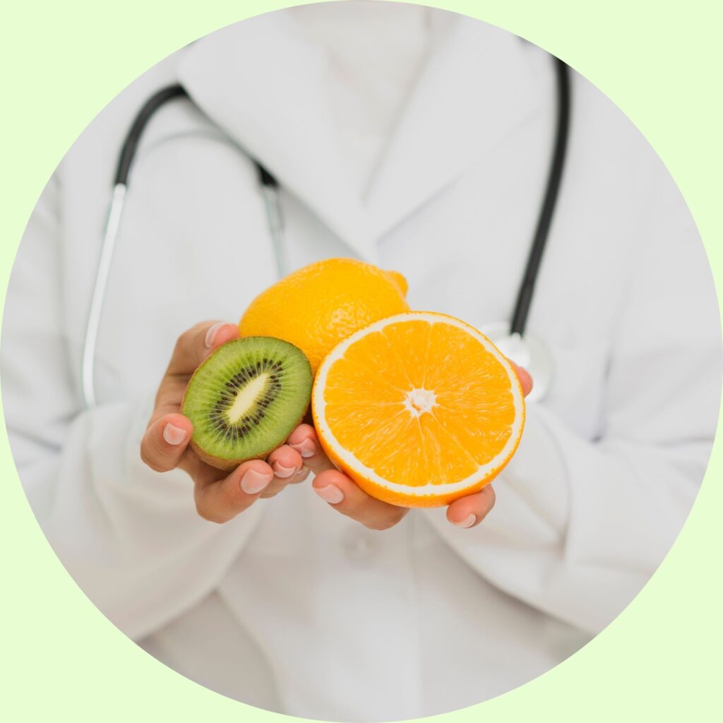 close-up-médico-com-estetoscópio-de-frutas