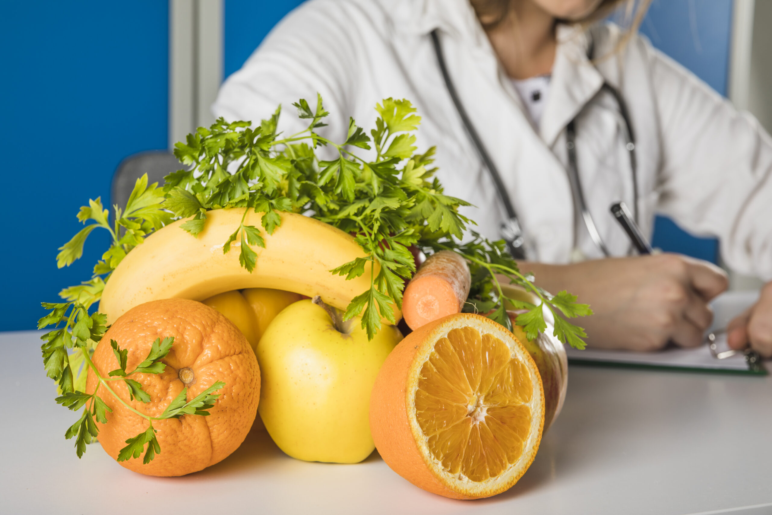 close-up-frutas-frescas-suculentas-frente-mulher-nutricionista