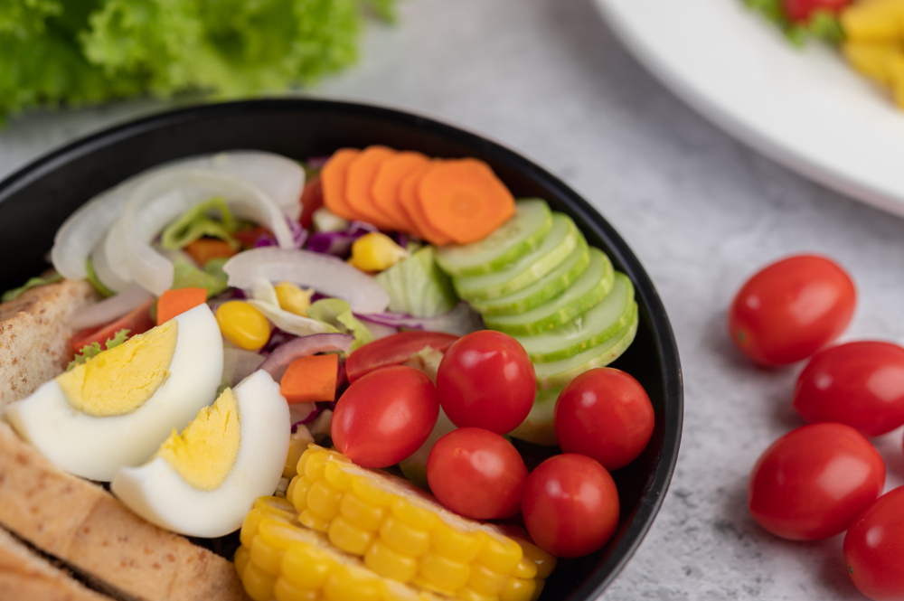 panela-de-salada-de-legumes-com-pão-de-ovos-cozidos